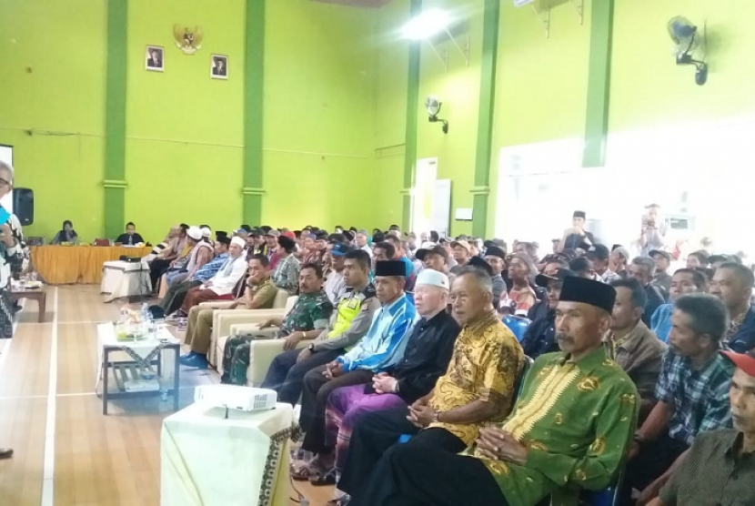 Ketua Fraksi Partai Golkar MPR Agun Gunandjar Sudarsa menyampaikan Sosialisasi Empat Pilar di hadapan ratusan warga dan tokoh masyarakat di Kabupaten Kuningan, Jawa Barat, Senin (24/9). 