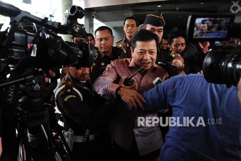  Ketua Fraksi Partai Golkar Setya Novanto usai menghadiri pemeriksaan di kantor Kejaksaan Agung, Jakarta, Kamis (4/2).  . (Republika/Tahta Aidilla)