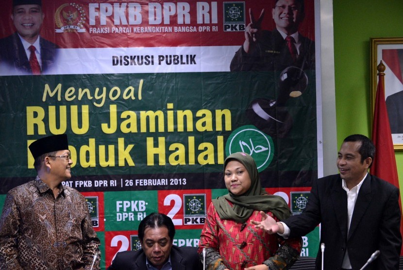 Ketua Fraksi Partai Kebangkitan Bangsa (PKB) Marwan Jafar (kanan), Ketua Komisi VIII DPR Ida Fauziyah (kedua kanan), Anggota DPR Alie Maschan Moesa (kedua kiri) dan Ketua Badan Halal Nahdlatul Ulama Maksum Machfoedz (kiri) menjadi nara sumber acara diskusi