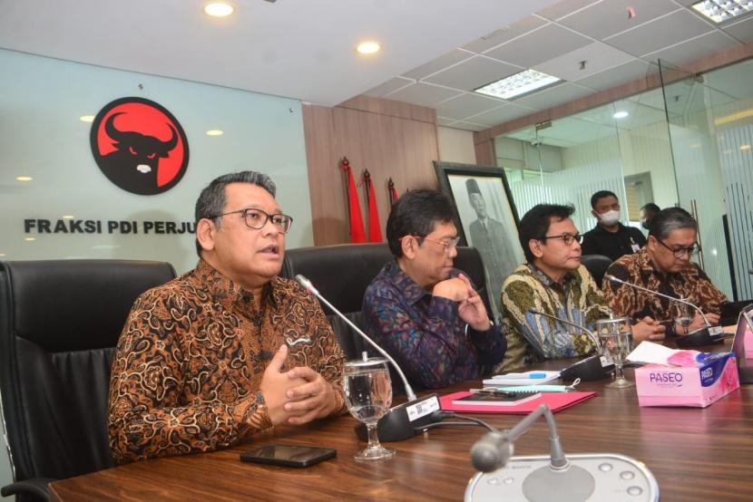 Ketua Fraksi PDI Perjuangan DPR RI Utut Adianto mengatakan fraksinya mendorong dibentuk Panitia Khusus (Pansus) untuk mengusut secara tuntas dan transparan insiden kerusuhan yang terjadi di Stadion Kanjuruhan Malang pada Sabtu (1/10/2022).