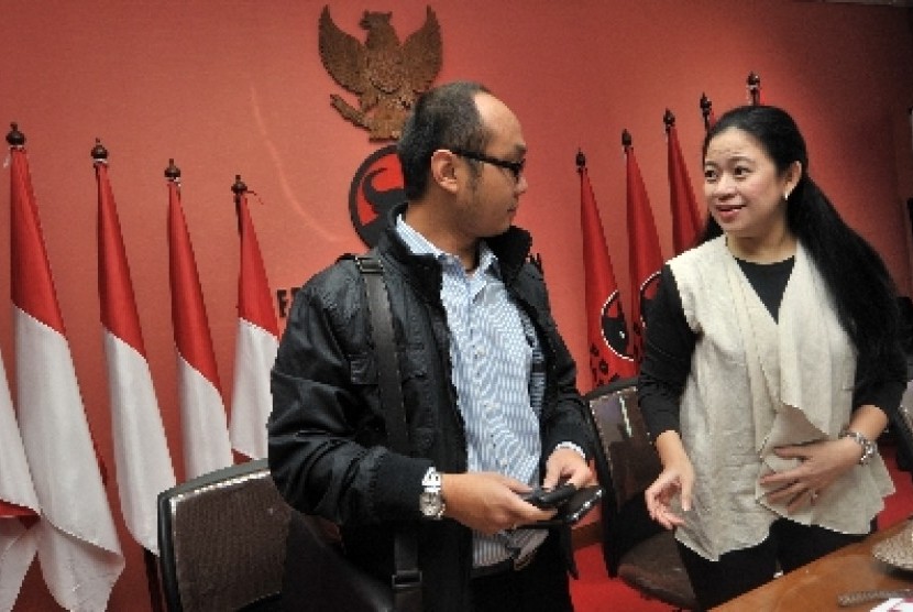 Ketua Fraksi PDIP DPR, Puan Maharani berbincang dengan Direktur Eksekutif Charta Politika, Yunarto Wijaya.