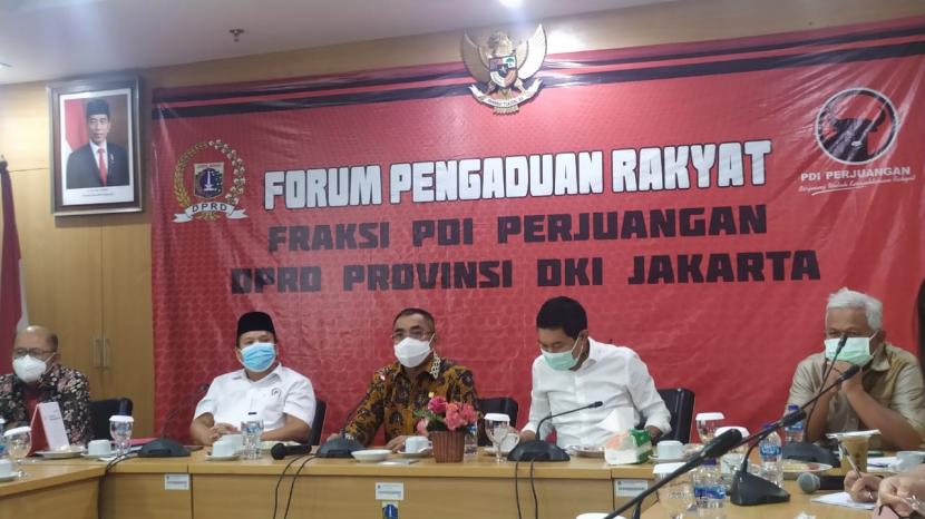 Ketua Fraksi PDIP DPRD DKI Gembong Warsono menjelaskan soal interpelasi terhadap Gubernur DKI Jakarta, Anies Baswedan, di DPRD DKI Jakarta, Selasa (31/8). 