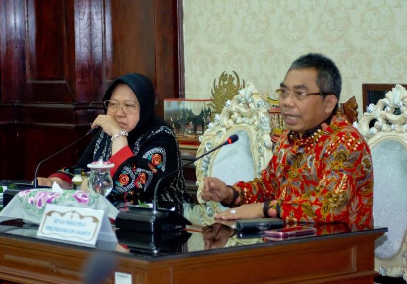 Ketua Fraksi PDIP DPRD DKI Jakarta, Gembong Warsono (kanan).