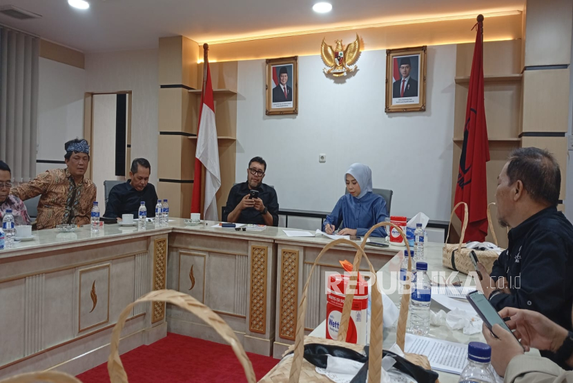 Ketua Fraksi PDIP DPRD Jawa Barat, Ineu Purwadewi Sundari menegaskan, setiap investasi yang masuk Jabar harus mampu menyerap SDM lokal.