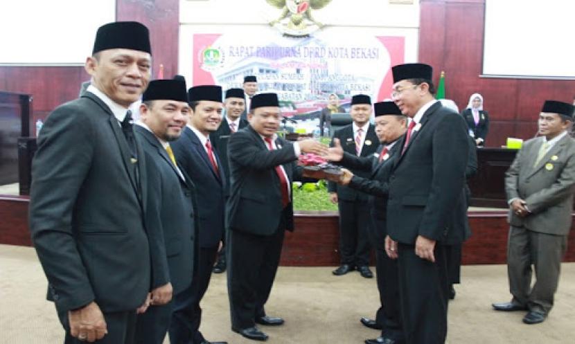 Ketua Fraksi PDIP DPRD Kota Bekasi,  Oloan Nababan (tengah).