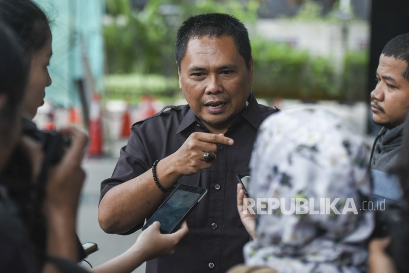 Ketua Fraksi PDIP DPRD Provinsi Jambi Zainur Arfan menjawab pertanyaan wartawan seusai diperiksa di gedung KPK, Jakarta, Kamis (14/12). 