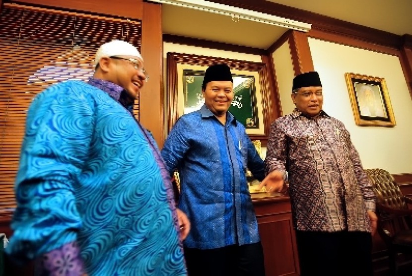 Ketua Fraksi PKS di DPR RI, Hidayat Nur Wahid (tengah) dan Anggota Komisi III DPR RI (kiri), saat bertemu Ketua PBNU, KH Aqil Siradj.