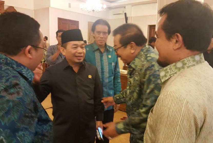 Ketua Fraksi PKS DPR Jazuli Juwaini (kiri) berbincang dengan Gubernur Jawa Timur Soekarwo
