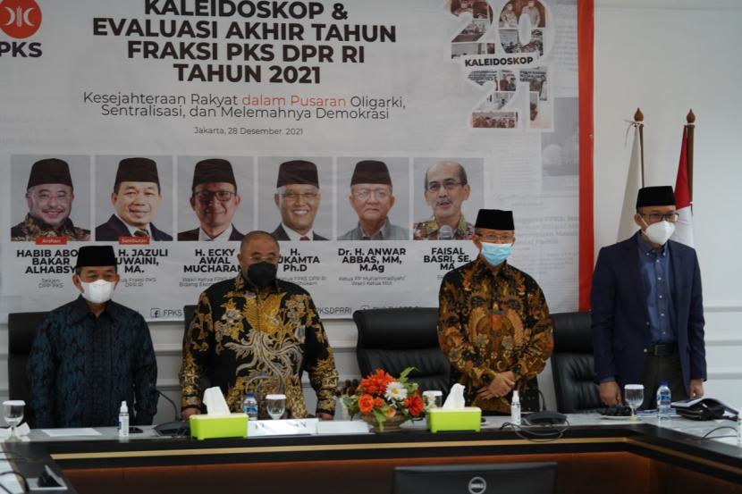 Ketua Fraksi PKS Jazuli Juwaini didampingi Sekretaris Fraksi Habib Aboebakar Al-Habsy saat menyampaikan Kaleidoskop dan Evaluasi Akhir Tahun Fraksi PKS DPR RI Tahun 2021, Selasa (28/12). 