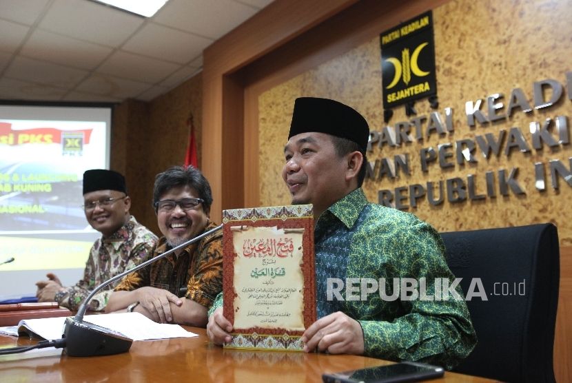Ketua Fraksi PKS Jazuli Juwaini (kanan) didampingi jajaran pengurus dan panitia saat Launching lomba kitab kuning Fraksi PKS di Kompleks Parlemen, Senayan, Jakarta, Kamis (17/3). 