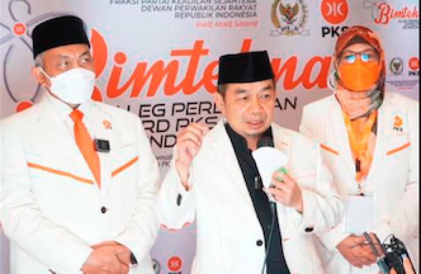 Ketua Fraksi PKS Jazuli Juwaini saat kegiatan Konsolidasi Nasional Anggota Legislatif perempuan se-Indonesia dengan Tema 