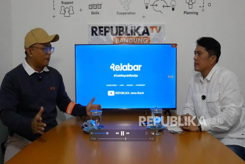 Ketua Fraksi PPP yang juga Anggota Komisi V DPRD Jabar Zaini Shofari (Kiri) sedang berdiskusi dengan Kepala Republika Perwakilan Jabar dalam podcast gagasan politik (Gaspol) 