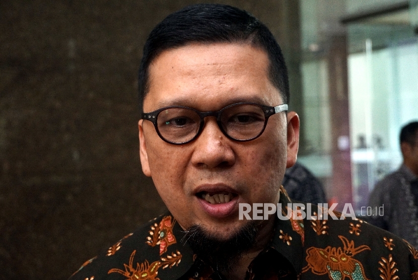  Ketua Generasi Muda Partai Golkar (GMPG) Ahmad Doli Kurnia menjawab pertanyaan seusai melakukan pertemuan di Jakarta, Jumat (11/8). 