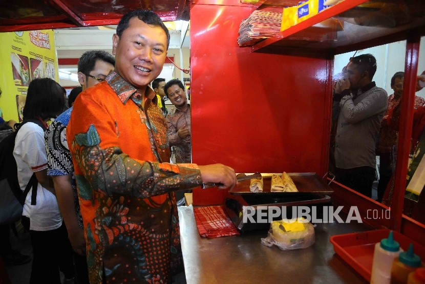 Ketua Gerakan Beli Indonesia Heppy Trenggono mencoba memasak kebab dalam pameran Gerakan Beli Indonesia di Gedung Smesco, Jakarta, Senin (3/10).