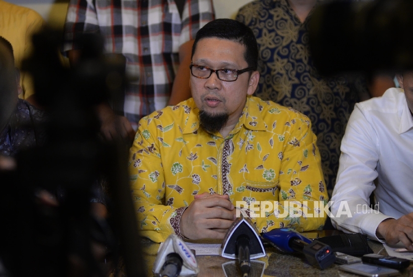 Ketua Gerakan Muda Partai Golkar (GMPG) Ahmad Doli Kurnia (tengah) memberikan pernyataan kepada wartawan tentang penetapan Setya Novanto sebagai tersangka oleh KPK, Jakarta, Rabu (19/7). 