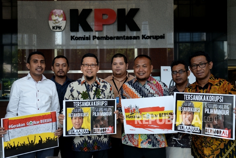 Ketua Gerakan Muda Partai Golkar (GMPG) Ahmad Doli Kurnia (ketiga Kiri) bersama anggota GMPG mengangkat poster seusai melakukan pertemuan di gedung KPK, Jakarta, Kamis (24/8).