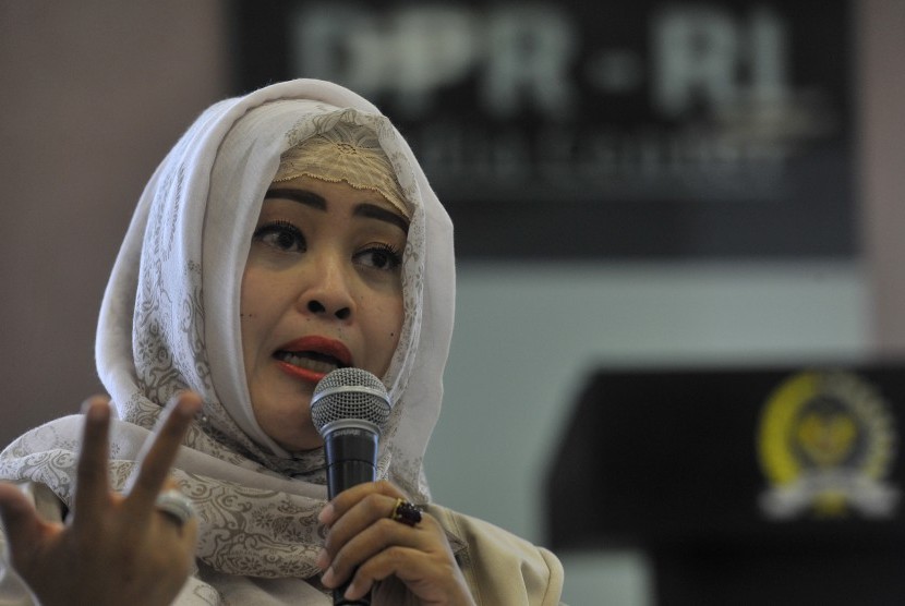 Ketua Gerakan Nasional Anti Miras Fahira Idris menyampaikan pendapatnya saat diskusi forum legislasi di komplek Parlemen Senayan, Jakarta, Selasa (10/11). (Antara/Puspa Perwitasari)