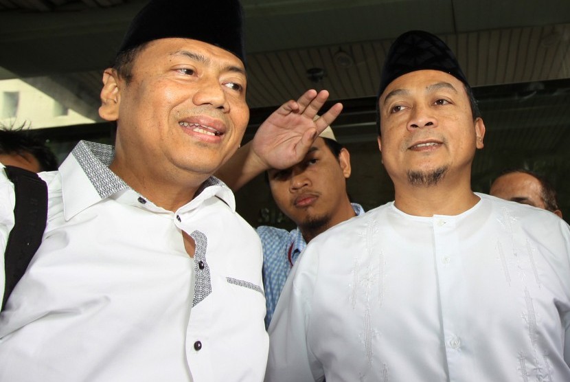 Ketua Gerakan Nasional Pengawal Fatwa (GNPF) MUI Bachtiar Nasir (kanan) dan pengacara GNPF MUI Kapitra Ampera (kiri) 