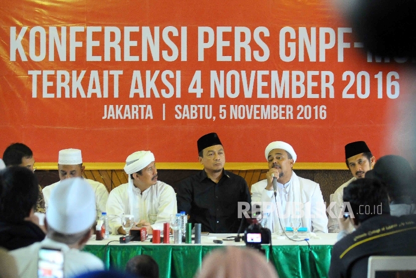 Ketua Gerakan Nasional Pengawal Fatwa Majelis Ulama Indonesia (GNPF-MUI) Bachtiar Nasir (tengah), Pembina GNPF-MUI Riziq Shibab (kedua kanan), Wakil Ketua GNPF-MUI Misbahul Anam (kedua kiri) memberikan keterangan pers terkait aksi 4 November di Jakarta, S