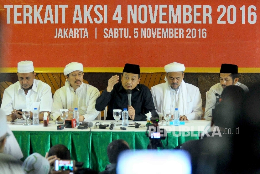 Ketua Gerakan Nasional Pengawal Fatwa Majelis Ulama Indonesia (GNPF-MUI) Bachtiar Nasir (tengah), Pembina GNPF-MUI Rizieq Shibab (kedua kanan), Wakil Ketua GNPF-MUI Misbahul Anam (kedua kiri) memberikan keterangan pers terkait aksi 4 November di Jakarta, Sabtu (5/11).