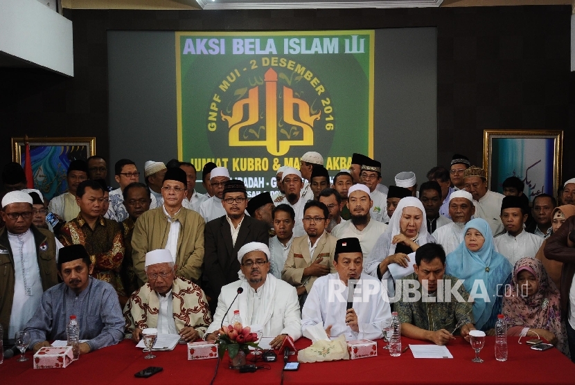  Ketua Gerakan Nasional Pengawal Fatwa Majelis Ulama Indonesia (GNPF MUI), Bachtiar Nasir (ketiga kanan) berbicara saat menggelar konferensi pers Aksi Bela Islam III di AQL Islamic Center, Jakarta, Jumat (18/11). 