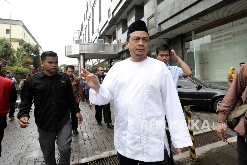 Ketua Gerakan Nasional Pengawal Fatwa Majelis Ulama Indonesia (GNPF MUI) Bachtiar Nasir berjalan untuk menunaikan ibadah Sholat Jumat di sela pemeriksaan oleh penyidik Bareskrim Polri di Jakarta, Jumat (10/2).