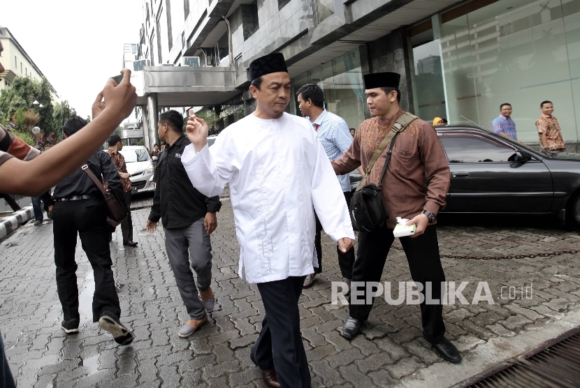 Ketua Gerakan Nasional Pengawal Fatwa Majelis Ulama Indonesia (GNPF MUI) Bachtiar Nasir berjalan menuju Bareskrim Polri di Jakarta.