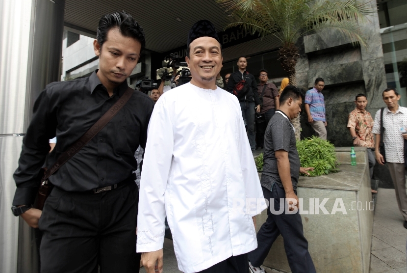 Ketua Gerakan Nasional Pengawal Fatwa Majelis Ulama Indonesia (GNPF MUI) Bachtiar Nasir berjalan untuk menunaikan ibadah Sholat Jumat di sela pemeriksaan oleh penyidik Bareskrim Polri di Jakarta, Jumat (10/2).