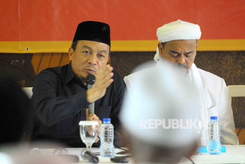 Chairman of the National Movement to Safeguard the Indonesian Council of Ulama's Fatwa (GNPF MUI) Bachtiar Nasir (left) together with the Advisor of GNPF MUI Habib M Riziq Shibab in a press conference regarding the 411 rally in Jakarta, Saturday (November 5, 2016).