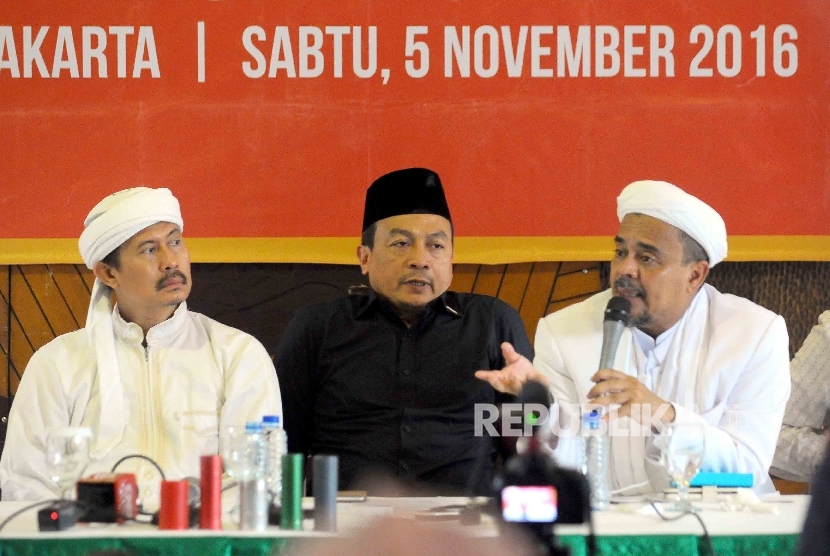 Ketua Gerakan Nasional Pengawal Fatwa Majelis Ulama Indonesia (GNPF-MUI) Bachtiar Nasir (tengah)