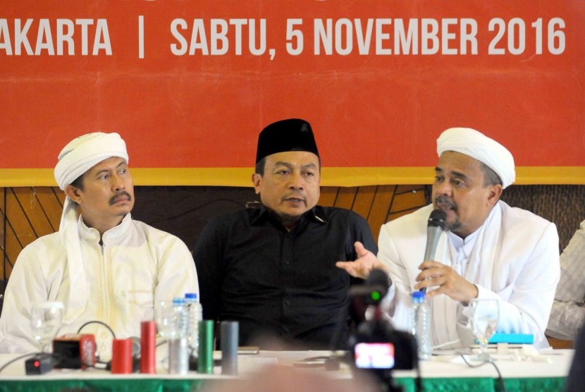 Ketua Gerakan Nasional Pengawal Fatwa Majelis Ulama Indonesia (GNPF-MUI), Bachtiar Nasir (tengah), Pembina GNPF-MUI, Riziq Shibab (kanan), dan Wakil Ketua GNPF-MUI, Misbahul Anam (kiri).