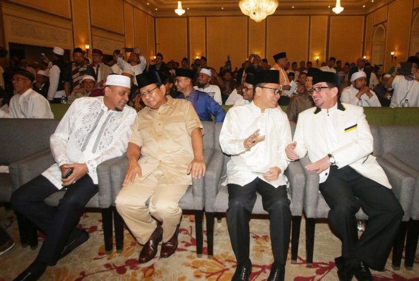 Ketua Gerakan Nasional Pengawal Fatwa Ulama (GNPF-U) Yusuf Martak (kiri) bersama Ketua Umum Parta Gerindra Prabowo Subianto (kedua kiri), Ketua Umum Partai Amanat Nasional Zulkifli Hasan (kedua kanan), dan Ketua Majelis Syuro PKS Salim Segaf Al Jufri (kanan) berbincang saat menghadiri acara Ijtima Ulama dan Tokoh Nasional di Jakarta, Jumat (27/7).