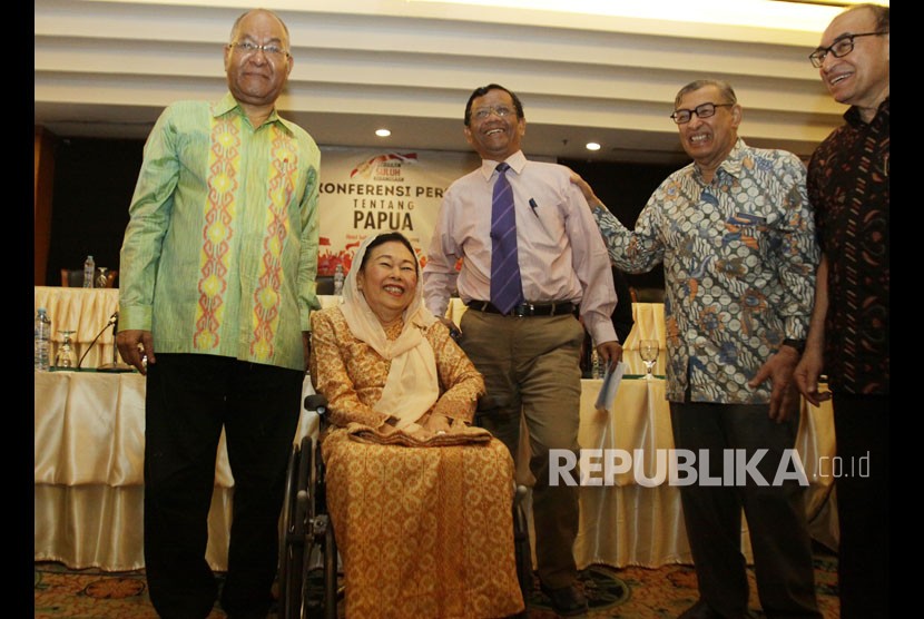 Ketua Gerakan Suluh Kebangsaan Mahfud MD (tengah) bersama para tokoh bangsa Alwi Shihab (kanan), Simon Morin (kiri), Sinta Nuriyah Wahid (kedua kiri), Quraish Shihab (kedua kanan) berfoto bersama usai menyampaikan pernyataan terkait kerusuhan di Papua di Jakarta, Jumat (23/8/2019). 