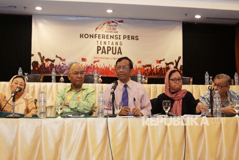 Ketua Gerakan Suluh Kebangsaan Mahfud MD (tengah) bersama para tokoh bangsa Sinta Nuriyah Wahid (kiri), Simon Morin (kedua kiri), Alissa Wahid (kedua kanan), Quraish Shihab (kanan) memberikan pernyataan sikap terkait kerusuhan di Papua di Jakarta, Jumat (23/8/2019). 