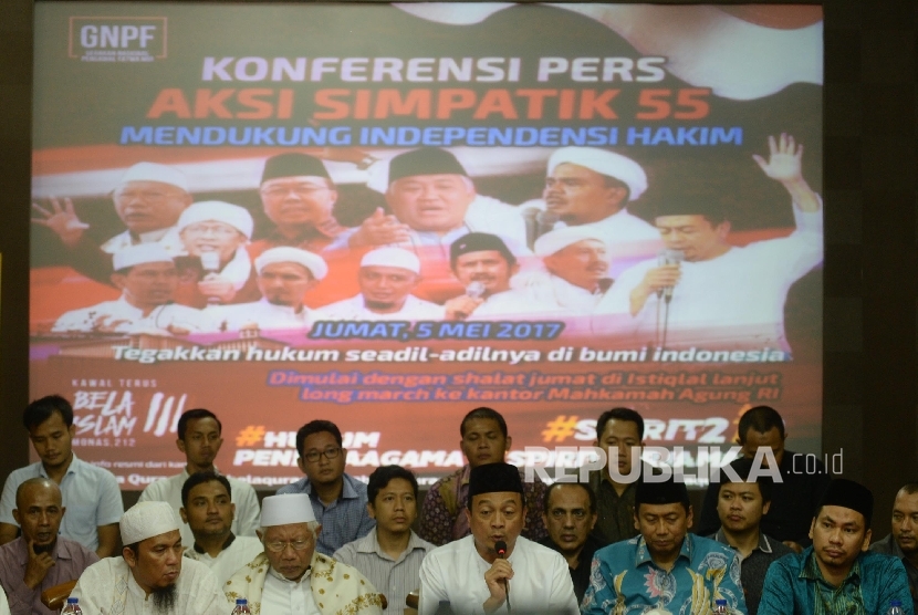 Chairman of National Movement to Safeguard Indonesian Council of Ulama (MUI)'s fatwa, cleric Bachtiar Nasir (with microphone) held a press conference of 55 rally at AQL Center, Jakarta, Tuesday (May 2).