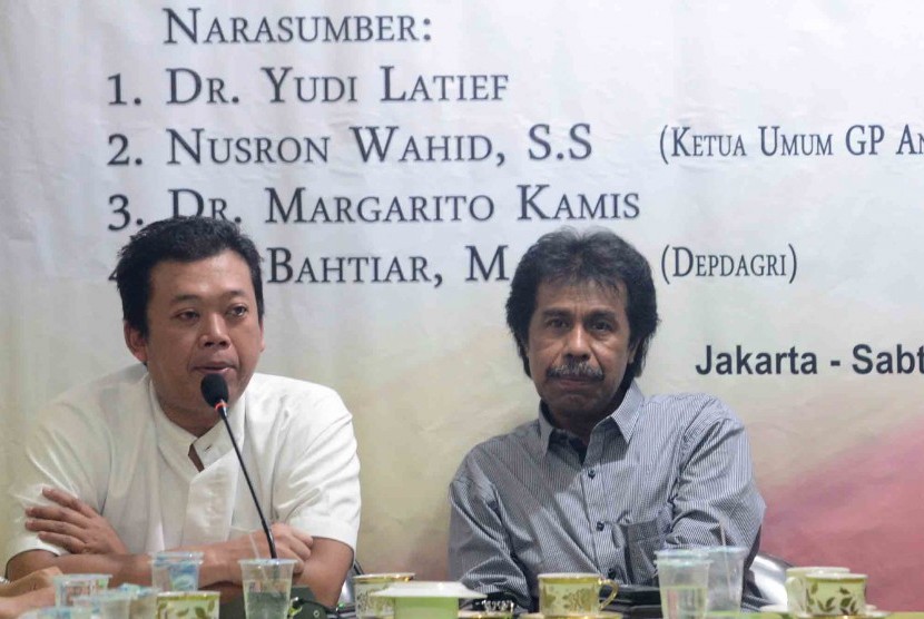 Ketua GP Ansor Nusron Wahid (kiri) menjadi pembicara didampingi Pakar hukum tata negara, Margarito Kamis (kiri) dalam diskusi Refleksi 68 Tahun Proklamasi di Jakarta, Sabtu (17/8). Diskusi publik yang diselenggarakan Dewan Pimpinan Pusat Perhimpunan Geraka