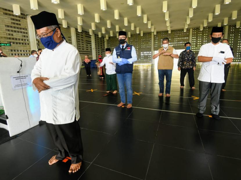 Ketua Gugus Tugas Percepatan Penanggulangan COVID-19 Jawa Barat (Jabar) Ridwan Kamil, melakukan simulasi ibadah di Masjid Al-Irsyad Kota Baru Parahyangan. Hal tersebut, dilakukan dalam agenda kunjungan ke Kabupaten Bandung Barat (KBB), menjelang pemulihan rumah ibadah dalam new normal atau adaptasi kebiasaan baru (AKB). 