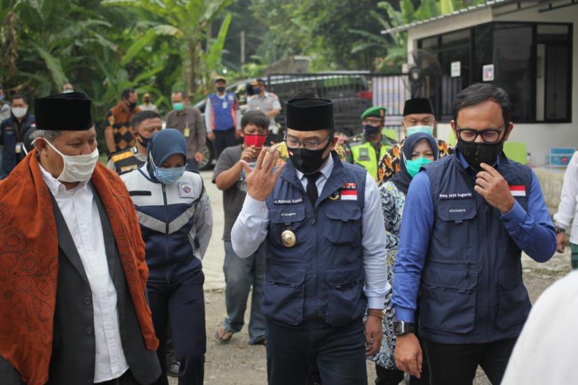 Ketua Gugus Tugas Percepatan Penanggulangan COVID-19 Jawa Barat (Jabar) Ridwan Kamil meninjau kesiapan Adaptasi Kebiasaan Baru (AKB) Pondok Pesantren (Ponpes) Hamalatul Qur