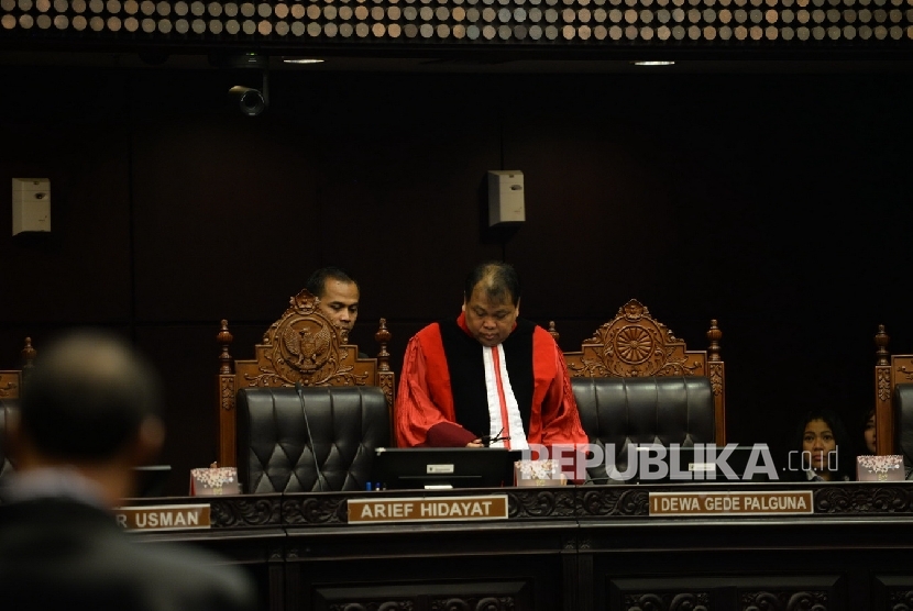  Ketua Hakim Konstitusi Arief Hidayat memimpin sidang putusan gugatan perkara perselisihan hasil pemilihan kepala daerah 2015 di Mahkamah Konstitusi, Jakarta, Senin (18/1). (Republika/Wihdan)