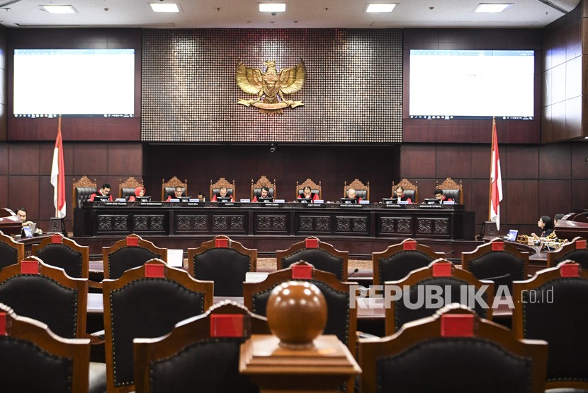 Ketua Hakim Mahkamah Konstitusi Anwar Usman (tengah) membacakan amar putusan (Ilustrasi). Mahkamah Konstitusi menjelaskan terdapat enam varian mandat konstitusional dalam putusan Mahkamah Konstitusi setidaknya dalam rentang 2003–2015. 