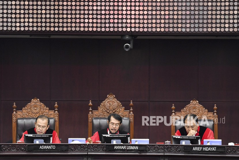 Ketua Hakim Mahkamah Konstitusi Anwar Usman (tengah) membacakan amar putusan nomor perkara 56/PUU-XVII/2019 dan 58/PUU-XVII/2019 di Mahkamah Konstitusi, Jakarta, Rabu (11/12/2019).