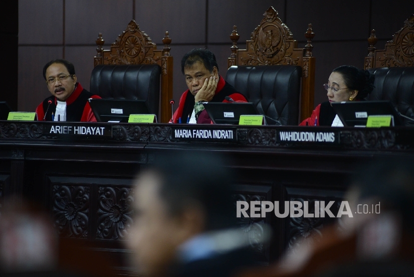Ketua Hakim Mahkamah Konstitusi (MK) Arief Hidayat (tengah)