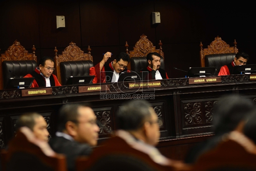  Ketua Hakim Mahkamah Kostitusi, Anwar Usman (kedua kanan) memimpin sidang dengan agenda mendengarkan keterangan ahli di Ruangt Sidang Mahkamah Konstitusi, Jakarta, Rabu (7/10). 