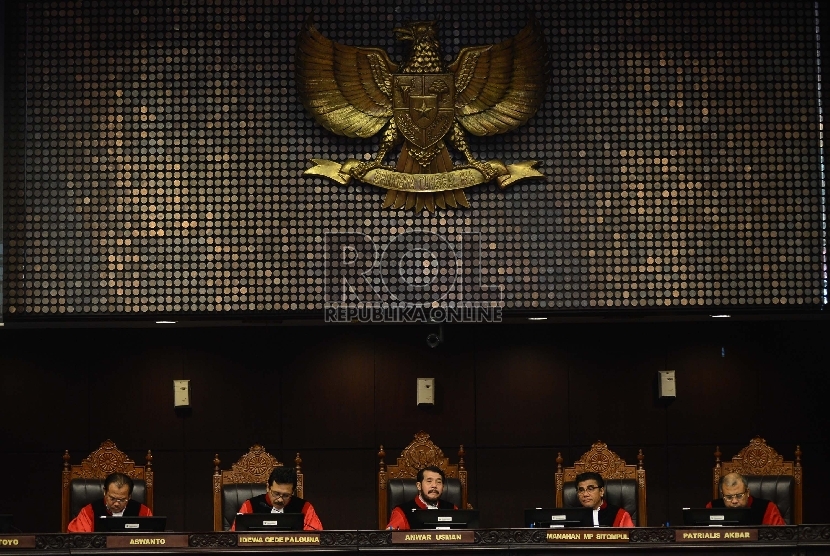  Ketua Hakim Mahkamah Kostitusi, Anwar Usman (tengah) memimpin sidang dengan agenda mendengarkan keterangan ahli di Ruangt Sidang Mahkamah Konstitusi, Jakarta, Rabu (7/10). 