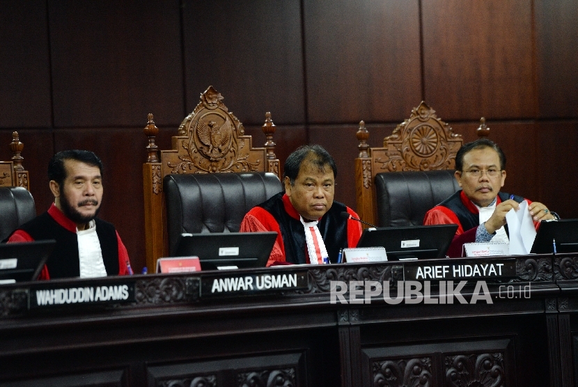 Ketua Hakim MK Arief Hidayat (tengah) 