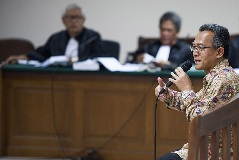 Ketua Hakim PTUN Medan (nonaktif) Tripeni Irianto Putro menjalani sidang lanjutan dengan agenda pemeriksaan Terdakwa di Pengadilan Tipikor, Jakarta, Kamis (12/11).
