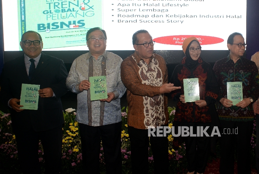 Ketua Halal Lifestyle Center Sapta Nirwandar (tengah) bersama Ketua Dewan Pakar Masyarakat Ekonomi Syariah (MES) Sugiharto (kiri), Menteri PPN/Kepala Bappenas Bmbang Brodjonegoro (kedua kiri) dan para tamu undangan berbincang disela pembukan The 2nd Indonesia Internasional Halal Lifestyle Expo & Conference (INHALEC) di Balai Kartini, Jakarta, Kamis (19/10).