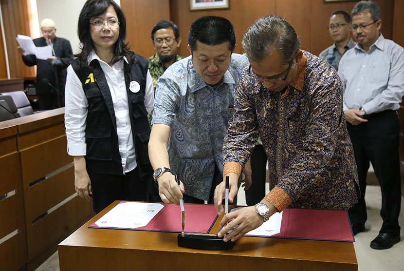  Ketua Harian AGP, Indra S Budianto dan Rektor IPB Herry Suhardiyanto menandatangani kerja sama mendukung ketahanan pangan nasional.