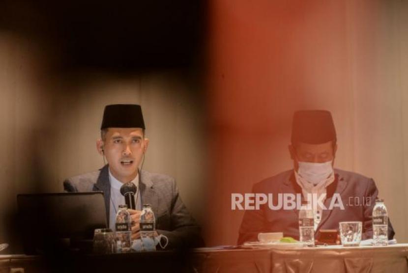 Ketua Harian Bidang Fatwa Majelis Ulama Indonesia (MUI) Asrorun Niam (kiri), Wakil Ketua Umum Majeli Ulama Indonesia (MUI) Marsudi Syuhud (kanan) saat konferensi pers terkait fatwa vaksin covid-19 sinovac di Jakarta, Jumat (8/1).