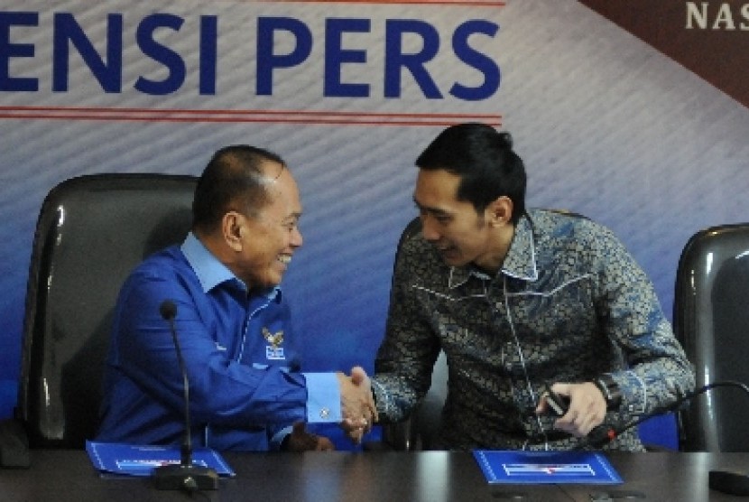 Ketua Harian DPP Partai Demokrat (PD) Syarifuddin Hasan (kiri) berbincang dengan Sekretaris Jenderal PD Edhie Baskoro.